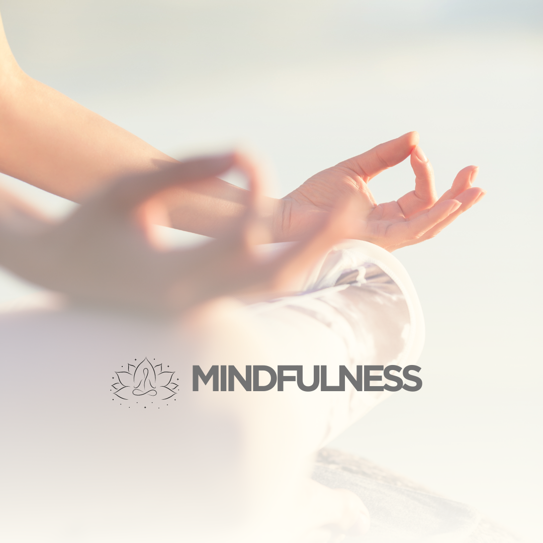 Manos en posición de meditación durante una sesión de mindfulness, promoviendo el bienestar emocional y mental en Murcia