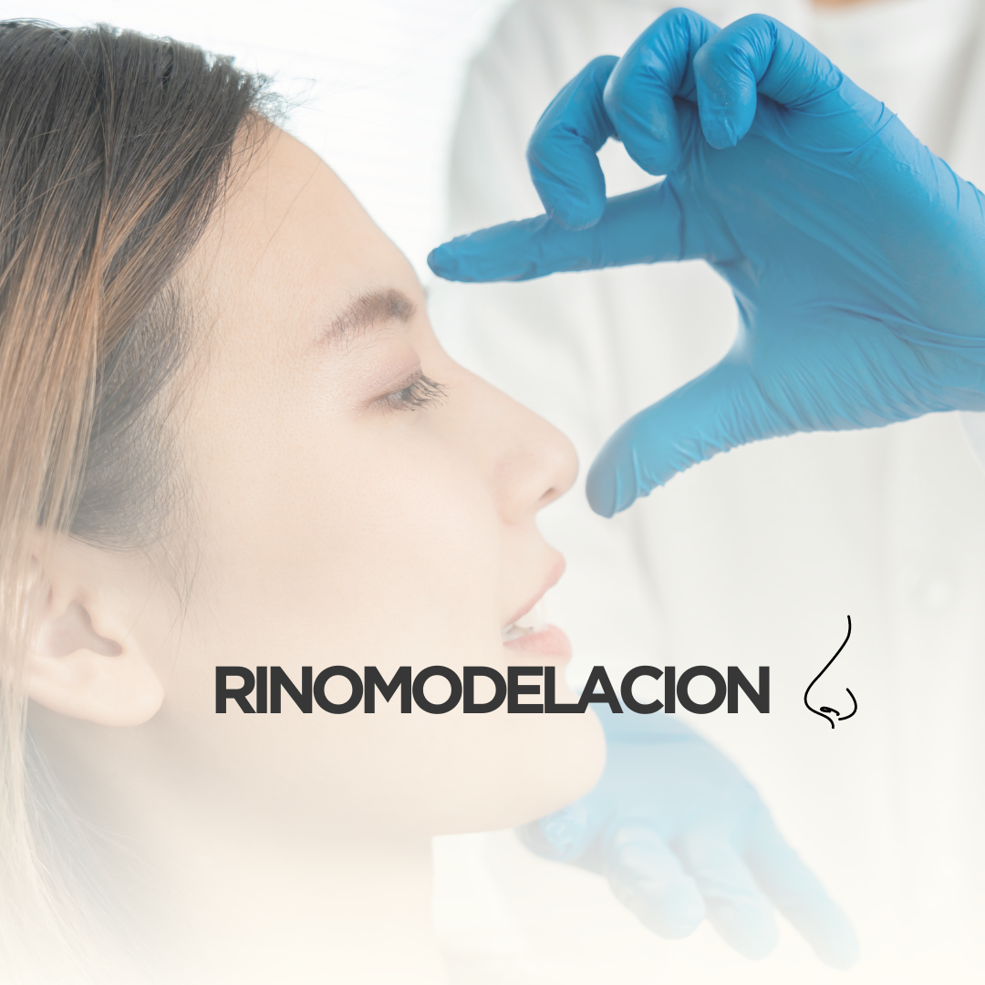 Profesional evaluando el perfil de una paciente durante un procedimiento de rinomodelación no quirúrgica en Murcia